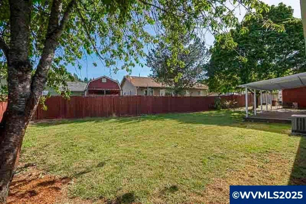 Image 5 of property listing at 611 NE Bockes Lp, Sheridan, OR 97378