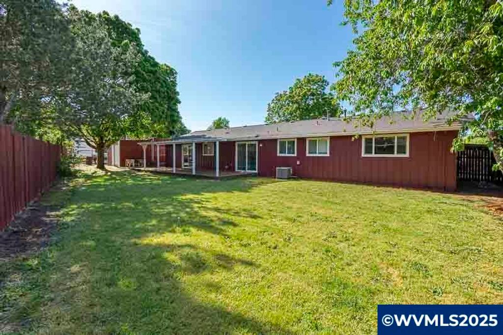 Image 6 of property listing at 611 NE Bockes Lp, Sheridan, OR 97378