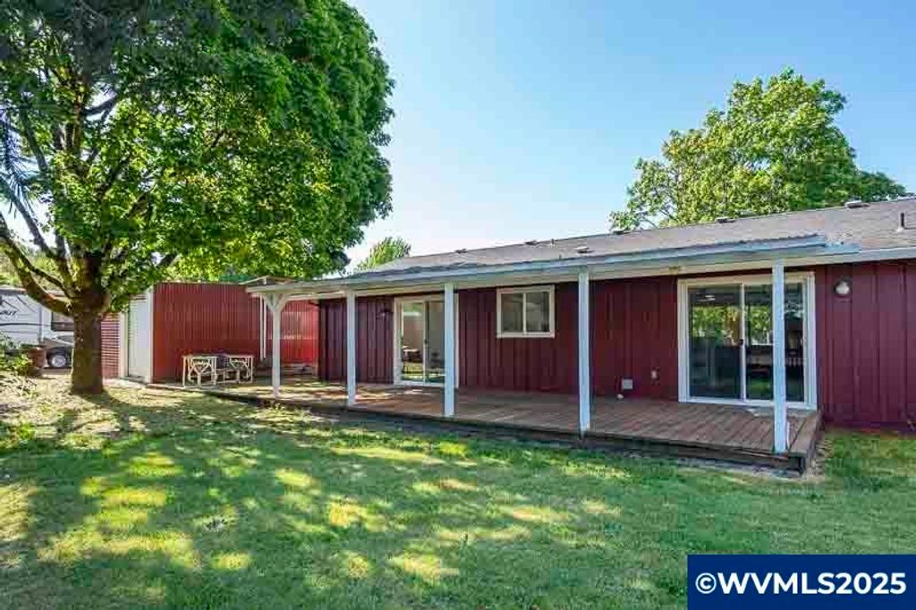 Image 7 of property listing at 611 NE Bockes Lp, Sheridan, OR 97378