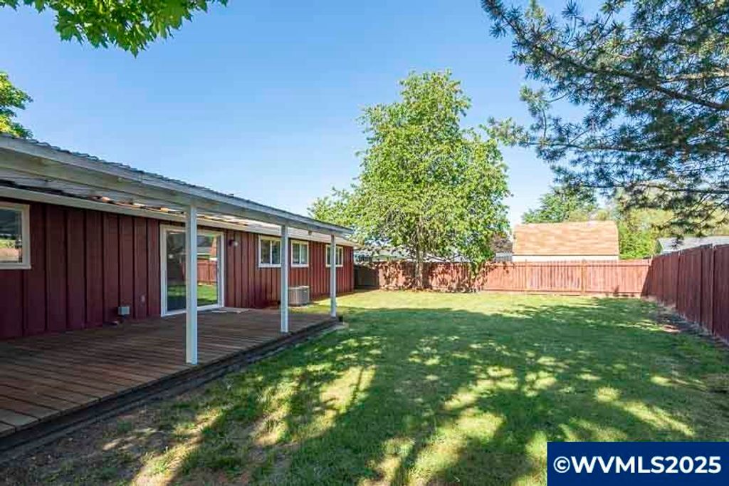 Image 8 of property listing at 611 NE Bockes Lp, Sheridan, OR 97378