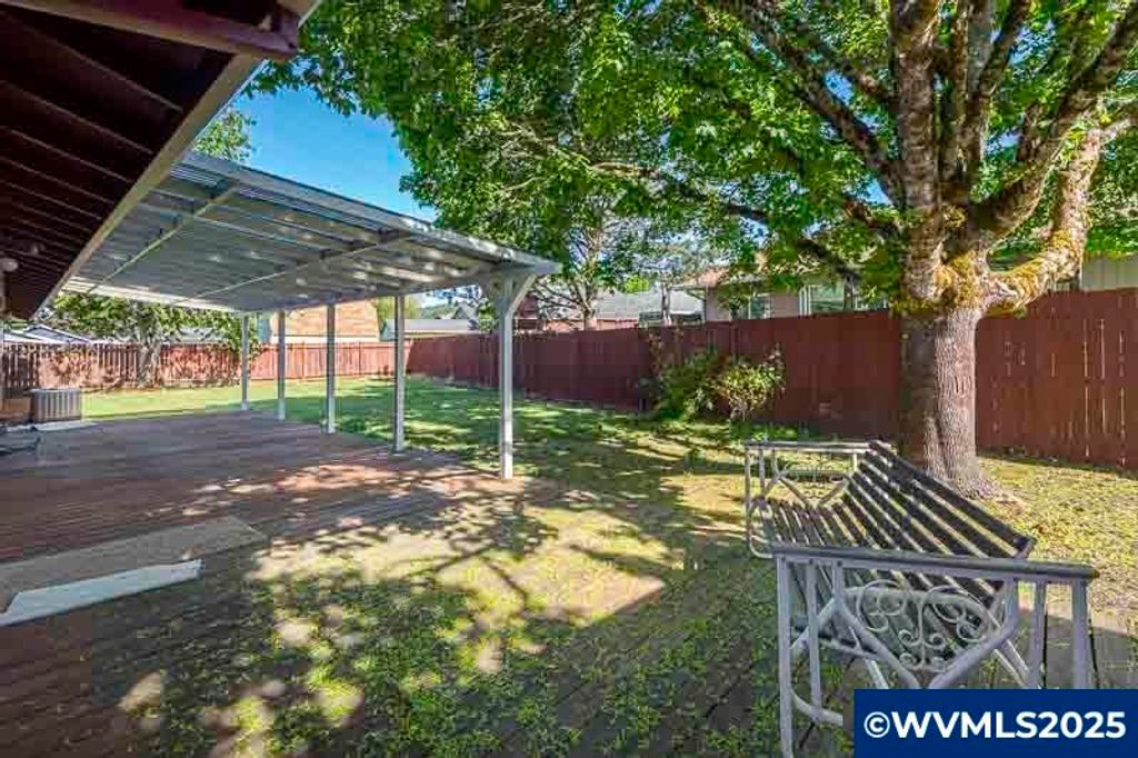 Image 9 of property listing at 611 NE Bockes Lp, Sheridan, OR 97378