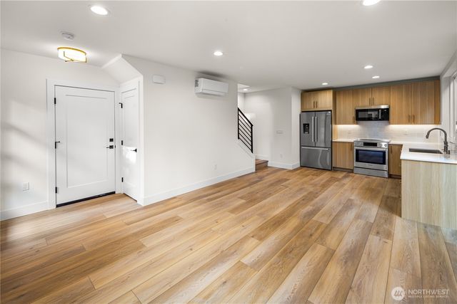 615 18th Avenue E, Seattle, WA 98112