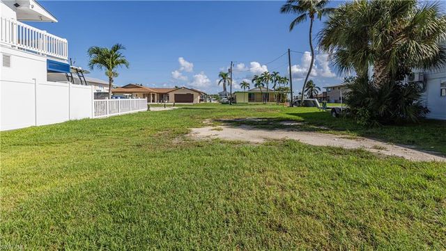 574 Coconut AVE S, Goodland, FL 34140