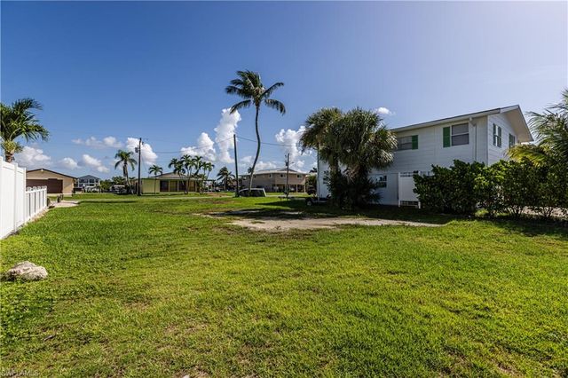 574 Coconut AVE S, Goodland, FL 34140