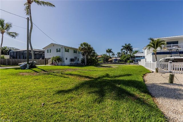 574 Coconut AVE S, Goodland, FL 34140