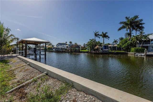 574 Coconut AVE S, Goodland, FL 34140
