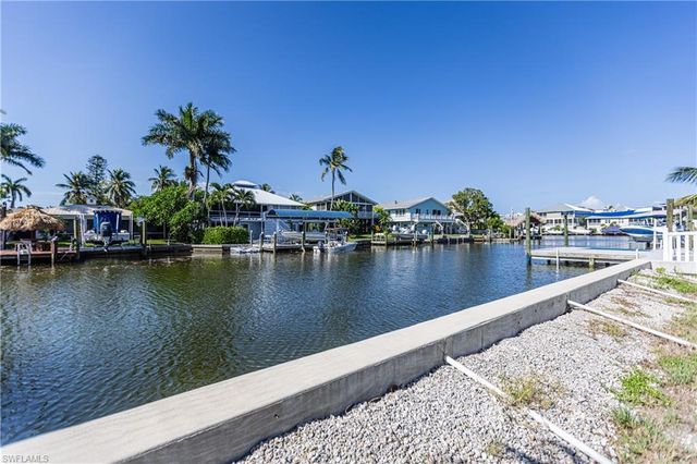 574 Coconut AVE S, Goodland, FL 34140