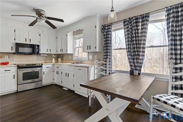 14205 Sonnenburg Dr, Chester, VA 23831