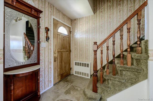 206 N Iowa Avenue, Massapequa, NY 11758