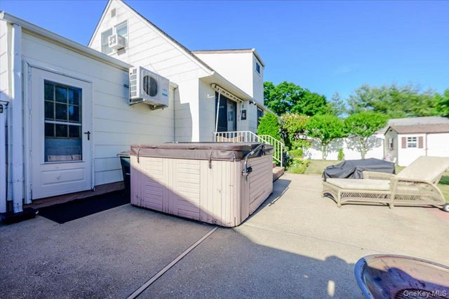 206 N Iowa Avenue, Massapequa, NY 11758