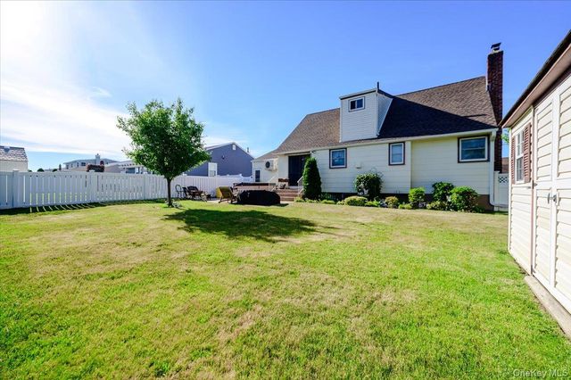 206 N Iowa Avenue, Massapequa, NY 11758