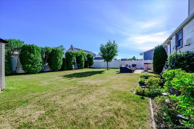 206 N Iowa Avenue, Massapequa, NY 11758
