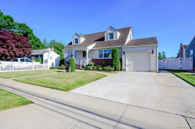 206 N Iowa Avenue, Massapequa, NY 11758