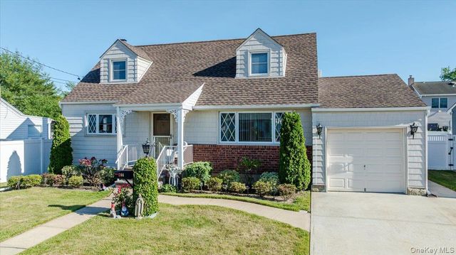 206 N Iowa Avenue, Massapequa, NY 11758