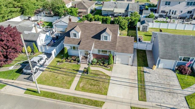 206 N Iowa Avenue, Massapequa, NY 11758