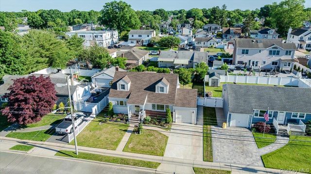 206 N Iowa Avenue, Massapequa, NY 11758