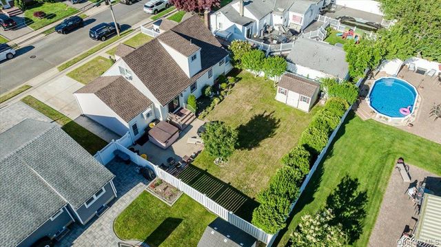 206 N Iowa Avenue, Massapequa, NY 11758