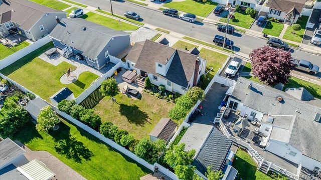 206 N Iowa Avenue, Massapequa, NY 11758