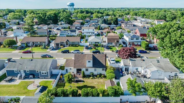 206 N Iowa Avenue, Massapequa, NY 11758