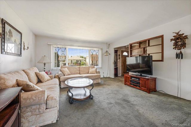 206 N Iowa Avenue, Massapequa, NY 11758