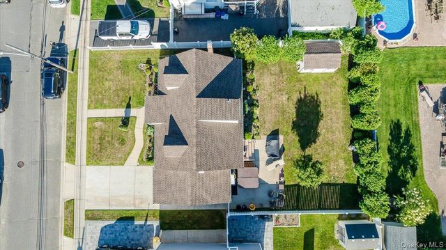 206 N Iowa Avenue, Massapequa, NY 11758