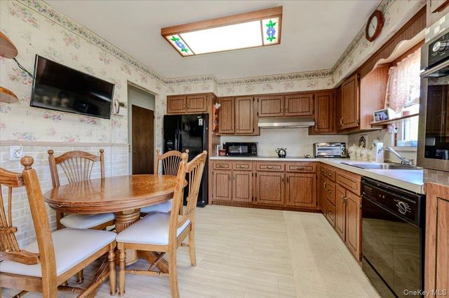 206 N Iowa Avenue, Massapequa, NY 11758