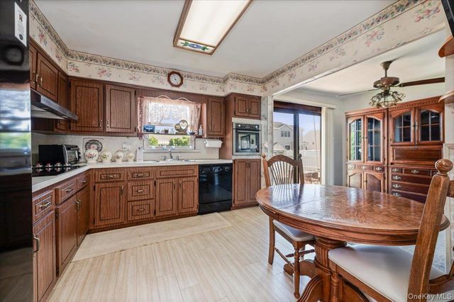 206 N Iowa Avenue, Massapequa, NY 11758