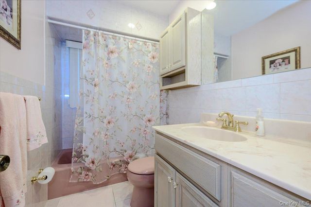 206 N Iowa Avenue, Massapequa, NY 11758