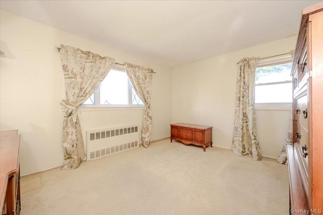 206 N Iowa Avenue, Massapequa, NY 11758