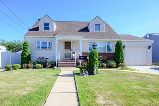 206 N Iowa Avenue, Massapequa, NY 11758