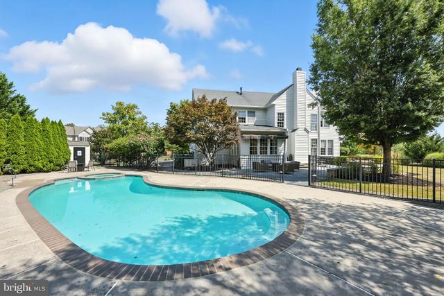 2 EAGLETON FARM RD, Newtown, PA 18940