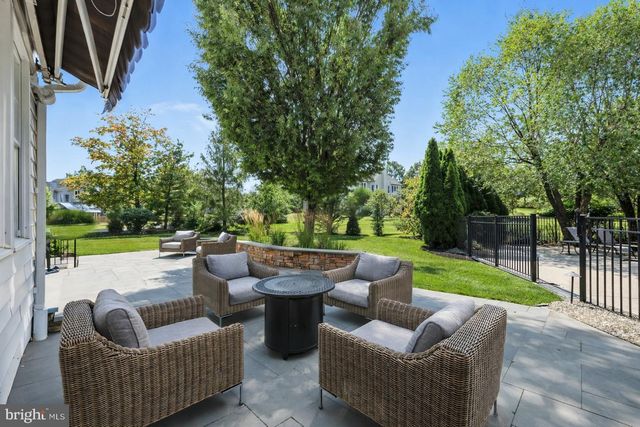 2 EAGLETON FARM RD, Newtown, PA 18940