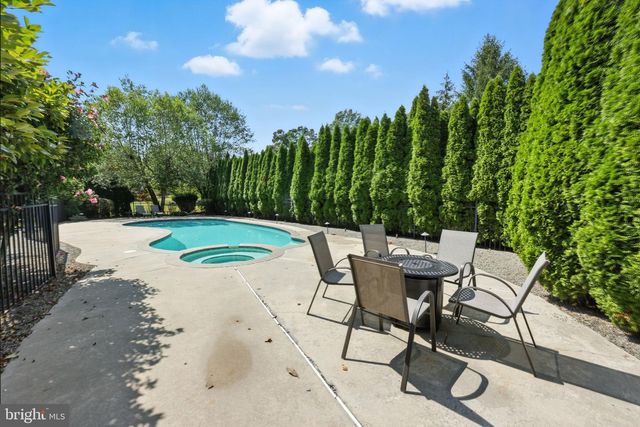 2 EAGLETON FARM RD, Newtown, PA 18940