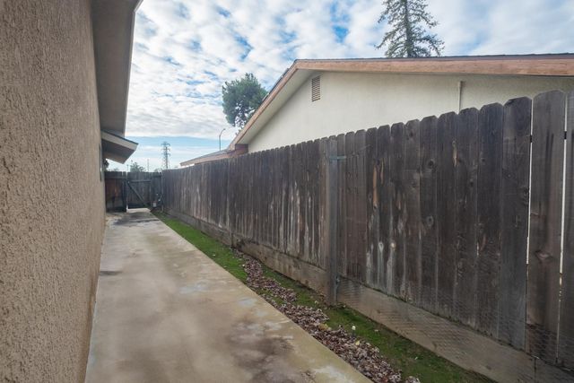 1855 Vartikian Avenue, Clovis, CA 93611