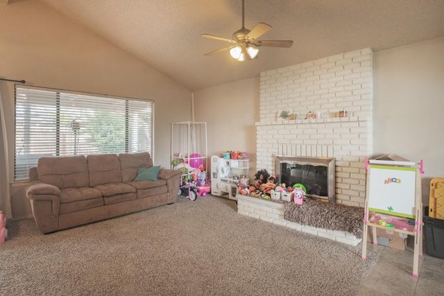 1855 Vartikian Avenue, Clovis, CA 93611