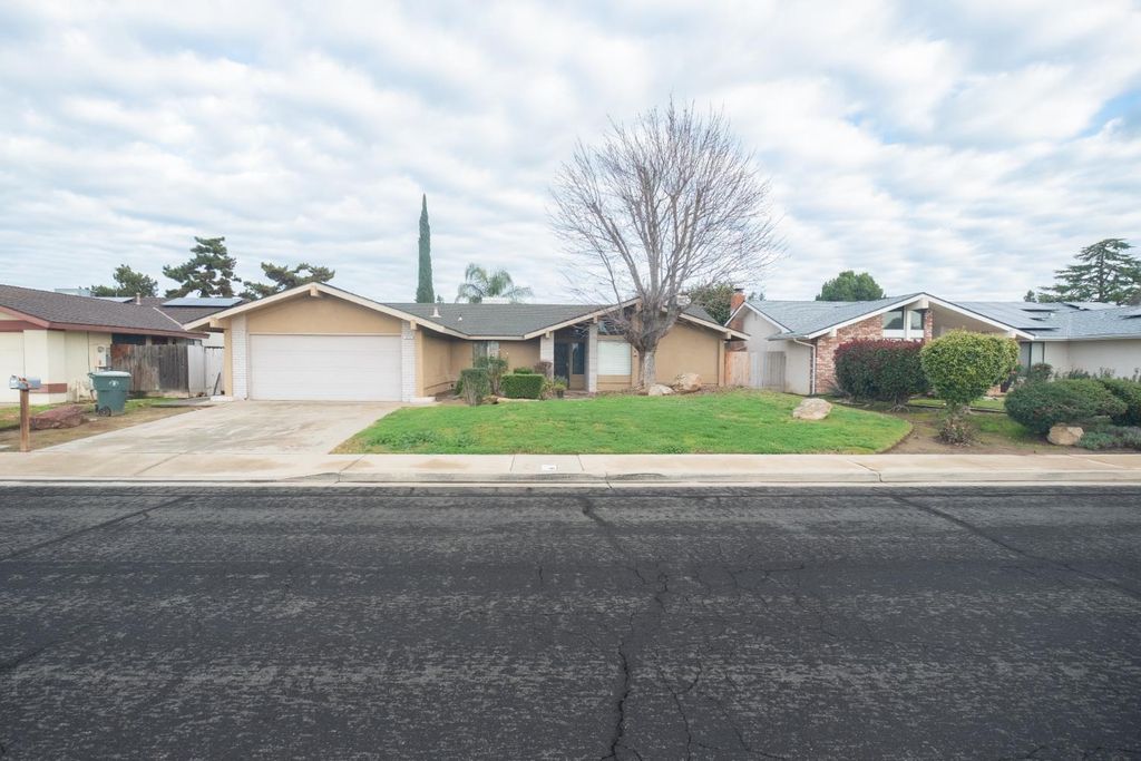 1855 Vartikian Avenue, Clovis, CA 93611