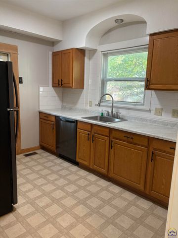 1193 SW College AVE, Topeka, KS 66604