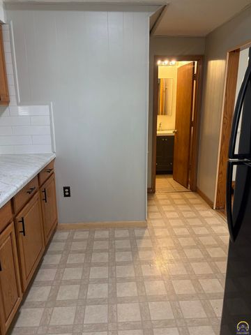 1193 SW College AVE, Topeka, KS 66604