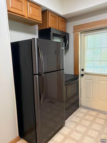 1193 SW College AVE, Topeka, KS 66604