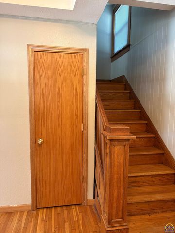 1193 SW College AVE, Topeka, KS 66604