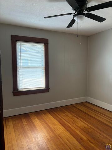 1193 SW College AVE, Topeka, KS 66604