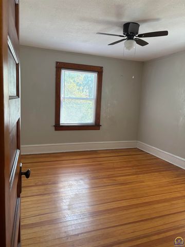 1193 SW College AVE, Topeka, KS 66604