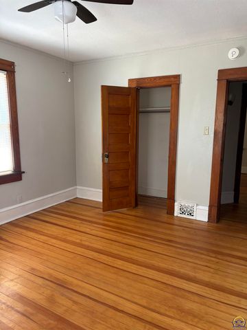 1193 SW College AVE, Topeka, KS 66604
