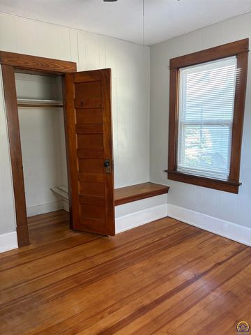 1193 SW College AVE, Topeka, KS 66604