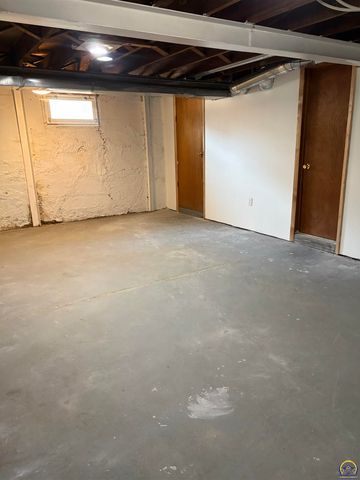 1193 SW College AVE, Topeka, KS 66604