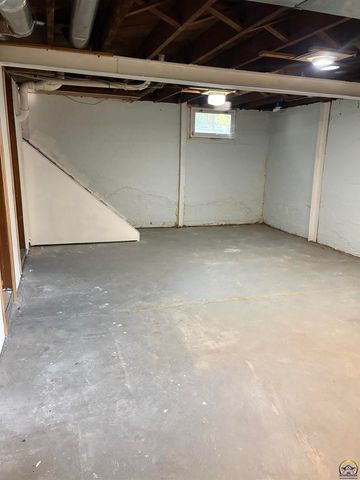 1193 SW College AVE, Topeka, KS 66604