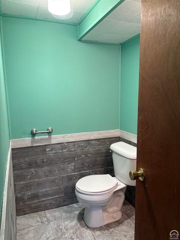 1193 SW College AVE, Topeka, KS 66604