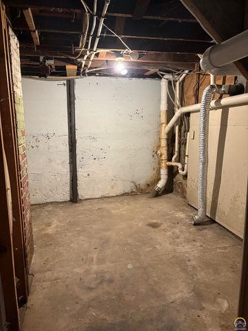 1193 SW College AVE, Topeka, KS 66604