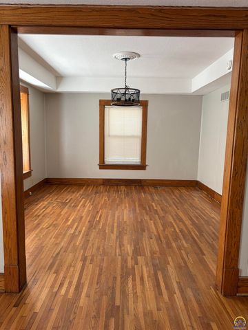 1193 SW College AVE, Topeka, KS 66604
