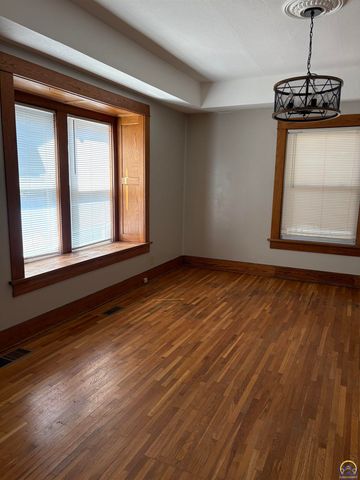 1193 SW College AVE, Topeka, KS 66604
